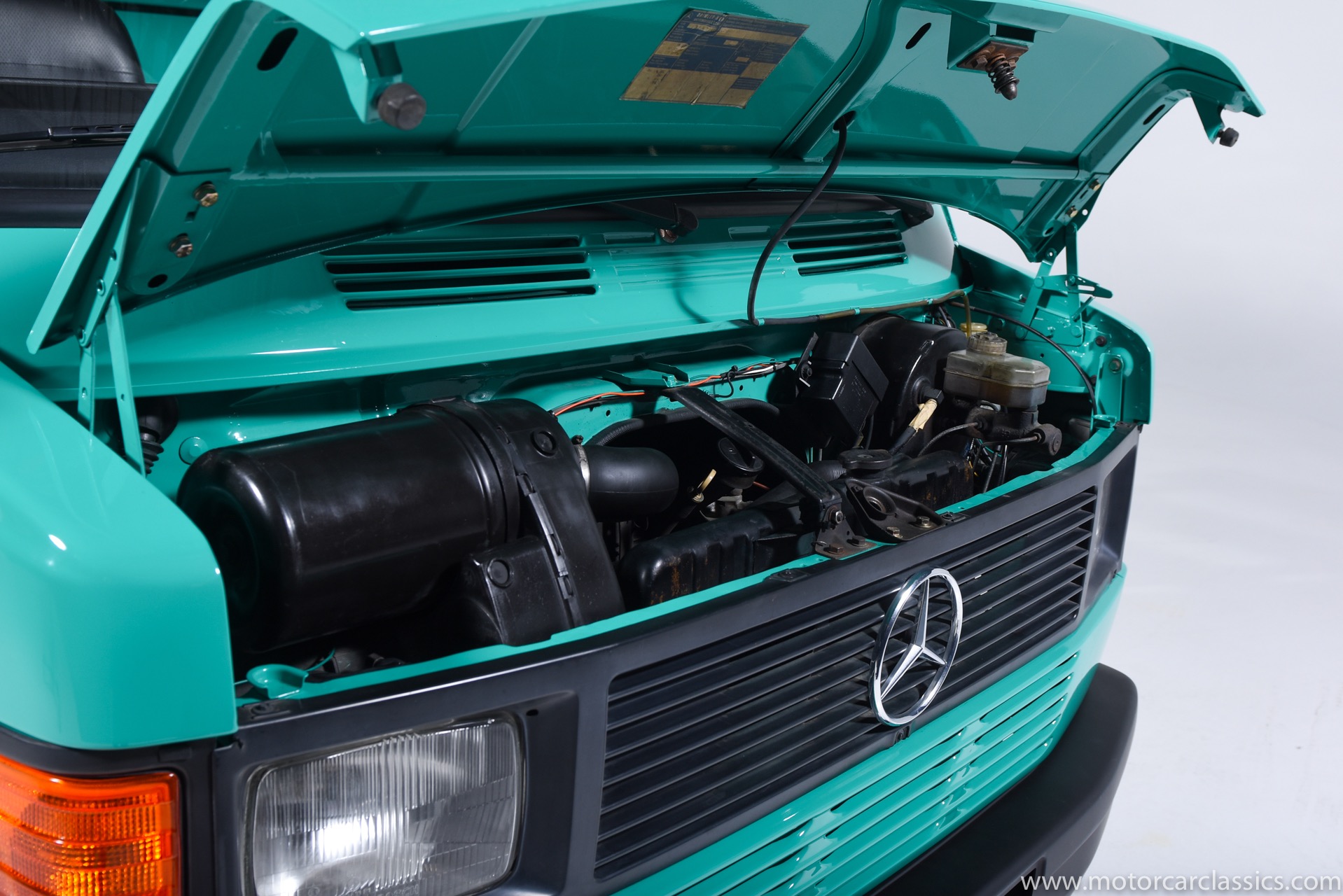 1985 Mercedes-Benz 207D Flatbed