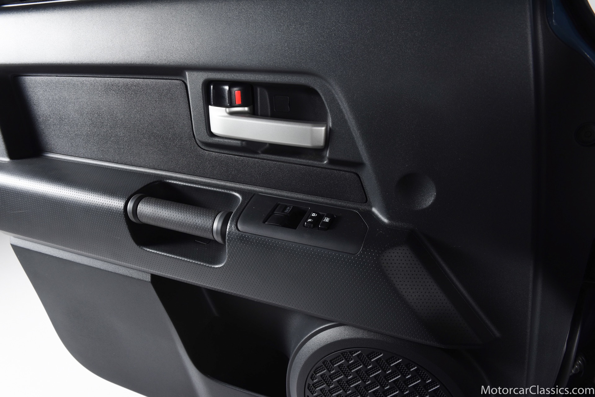 thumbnail image 2 of Front Door Glass Passenger Side Toyota FJ Cruiser 4 Door 2 of 9